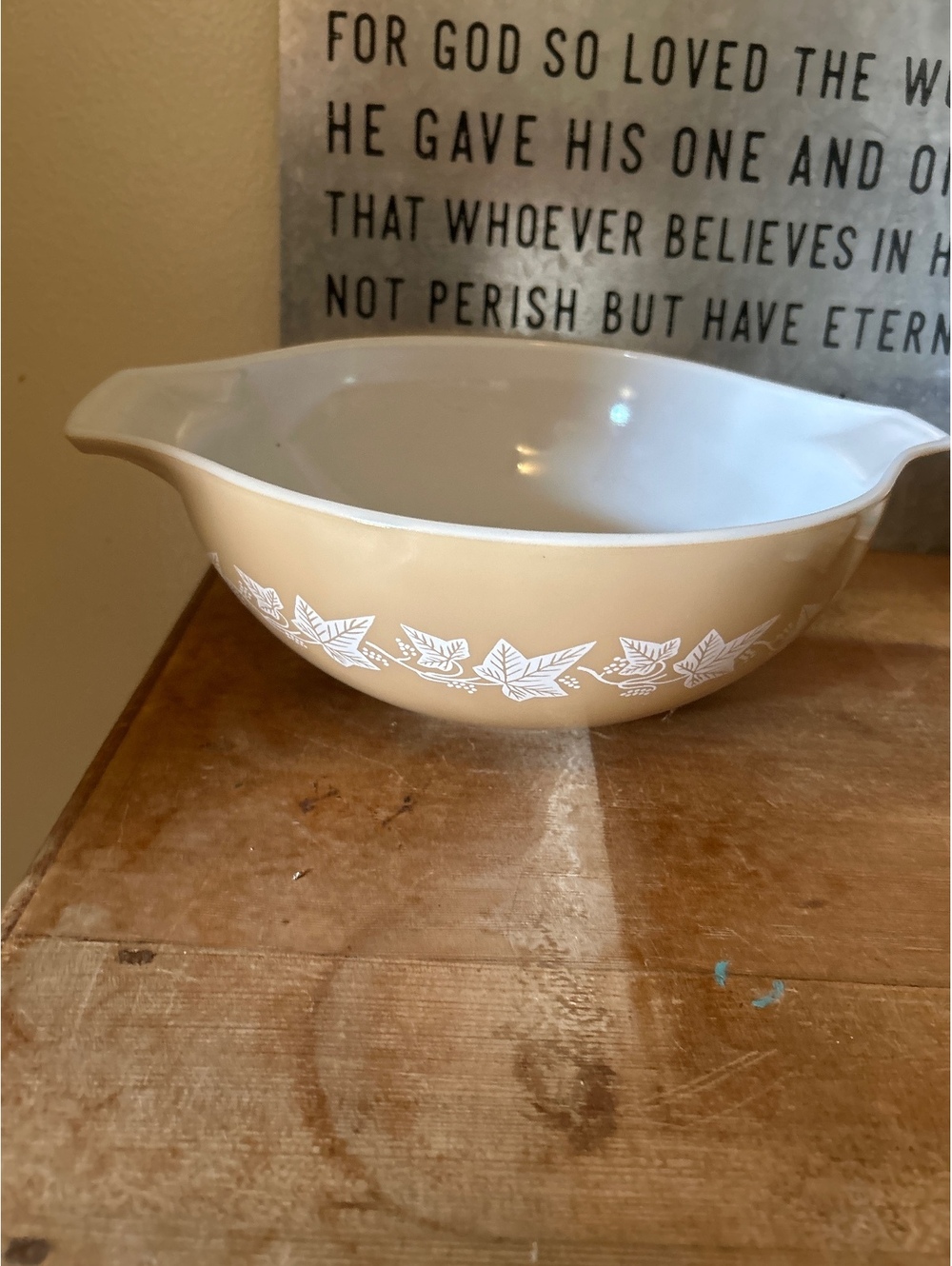Vintage Pyrex Beige Mixing Bowl with White Leaf Pattern, 1.5 Quart